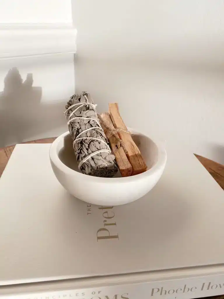 Explorez Univers Concept Store – votre boutique ésotérique dédiée à la spiritualité et au bien-être Parcours spirituel et professionnel de Marine, cartomancienne et énergéticienne